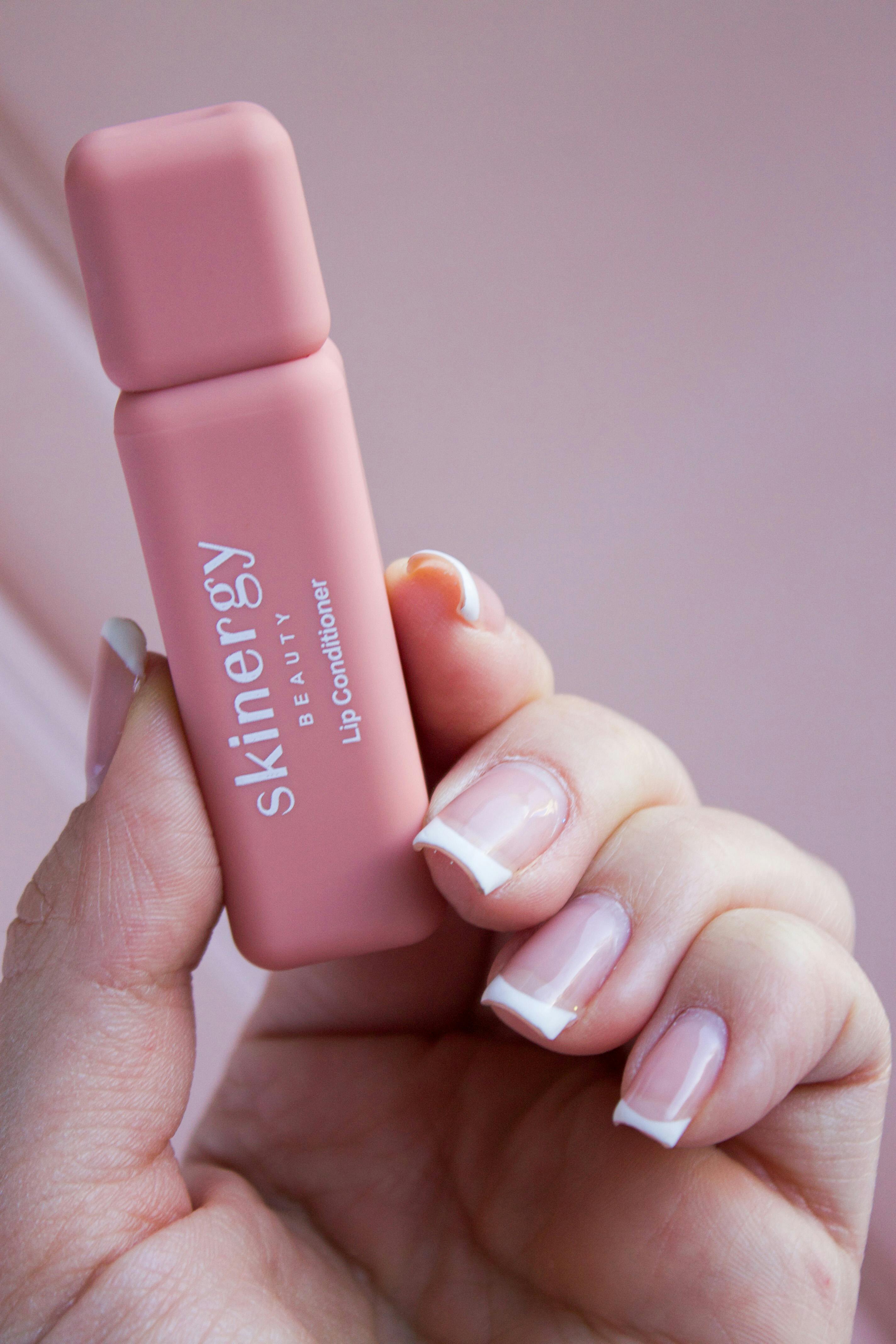 Minimal Gold Line Nails