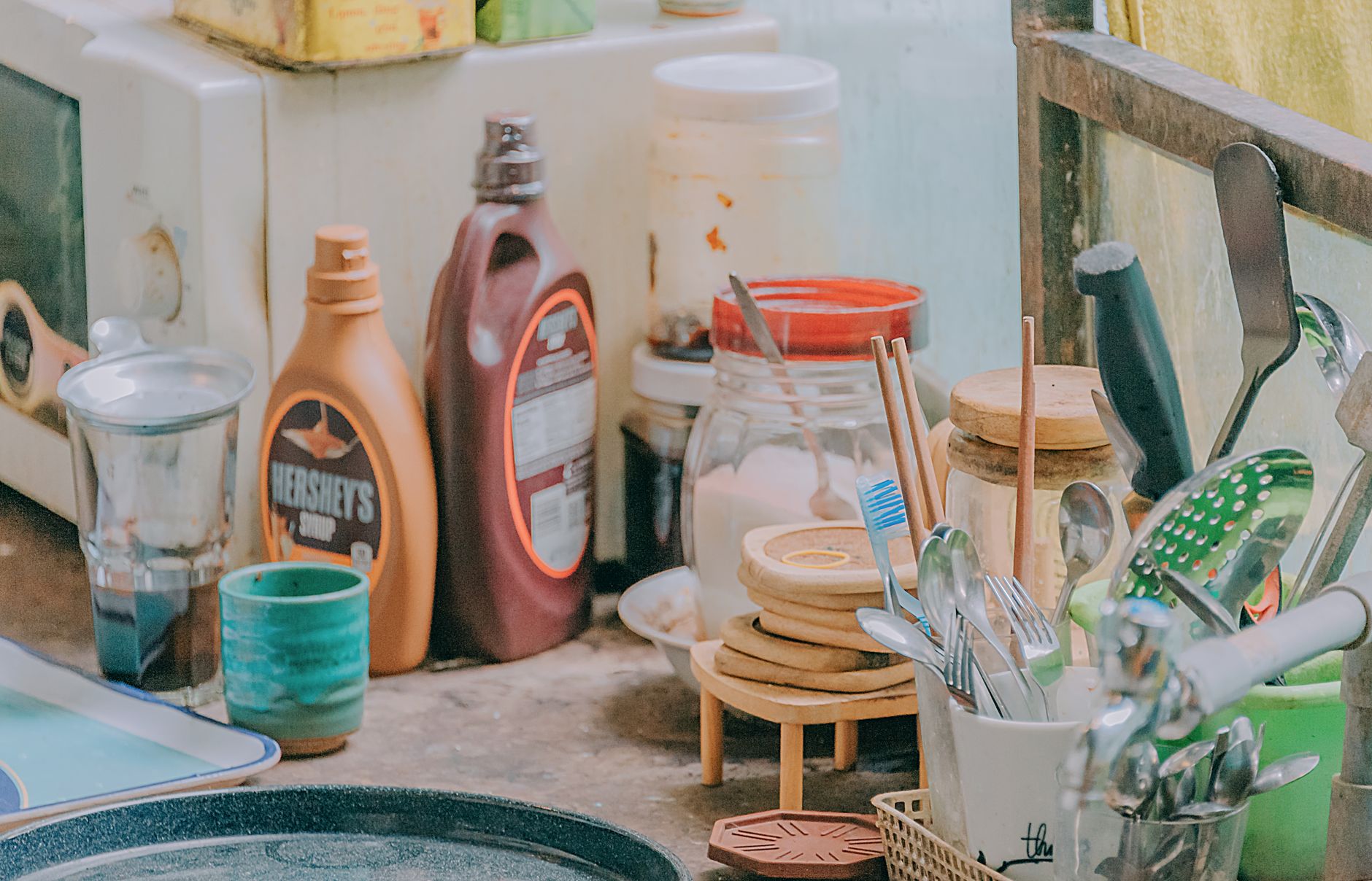 Errores al usar especias: almacenamiento Frascos de especias variadas en una encimera de cocina