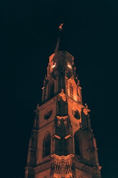 克卢日-纳波卡哥特式钟楼的戏剧性夜间景观，展现了建筑的细节