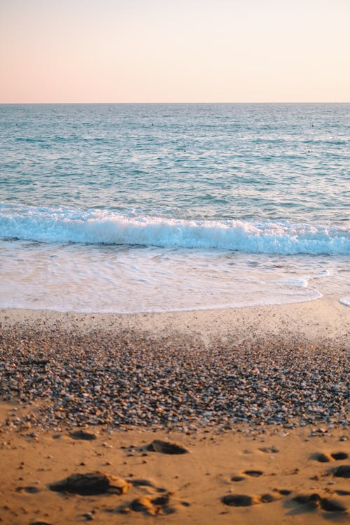 Бесплатное стоковое фото с берег, берег моря, вертикальный выстрел
