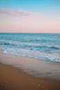 美丽的海滩场景与温柔的波浪和柔和的天空在黄昏，完美的自然爱好者
