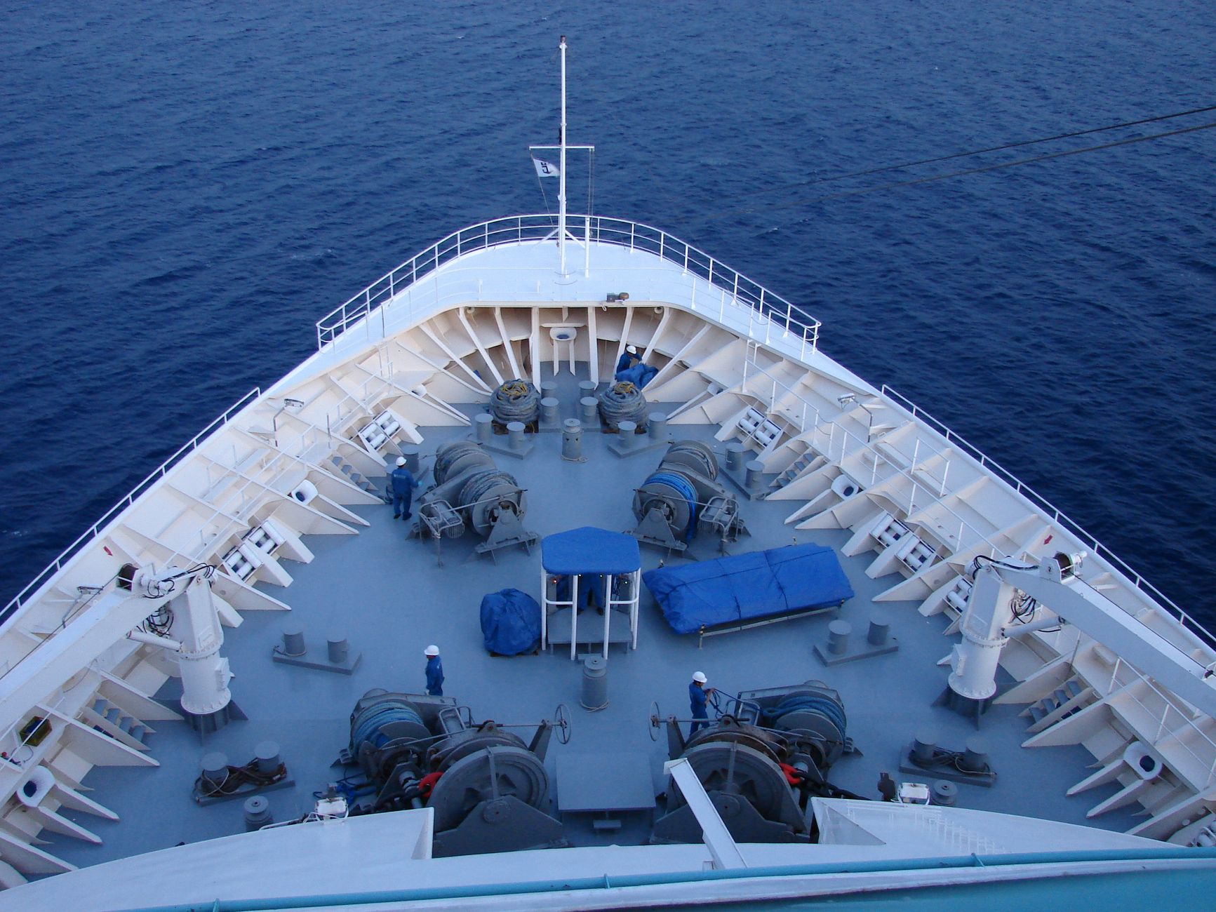 Passagier valt van cruiseschip, chef-kok springt erachteraan