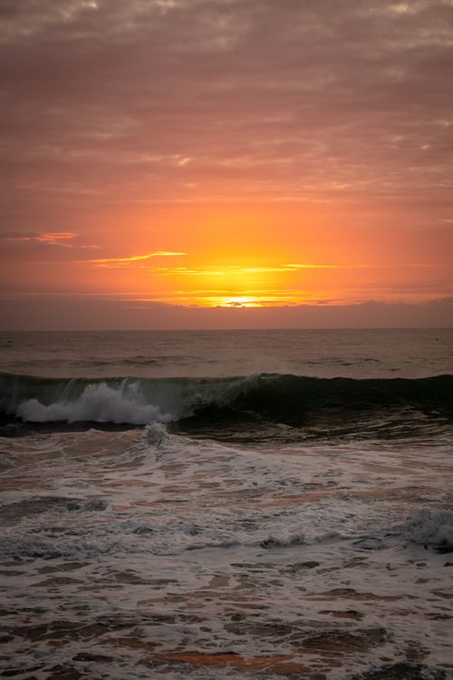 Free Captivating sunrise on Dolphin Coast, showcasing waves and vibrant colors. Stock Photo