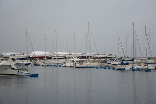 grátis Foto profissional grátis de ancorado, barcos, barcos a vela Foto profissional