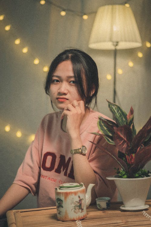 Gratis lagerfoto af asiatisk kvinde, drink, hånd på hagen