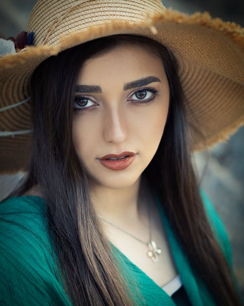 Fotobanka s bezplatnými fotkami na tému bruneta, kaukazský žena, klobúk