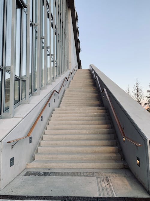 Photos gratuites de bâtiment, ciel clair, escalier