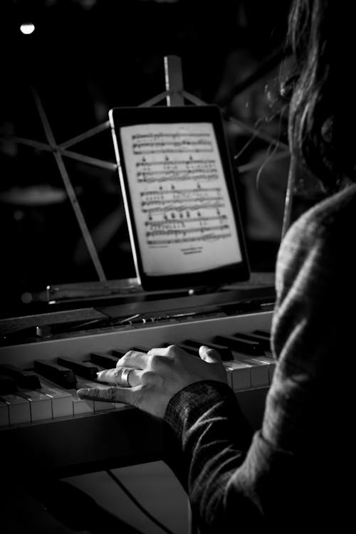 Imagine de stoc gratuită din alb-negru, autoportret, cantand la pian