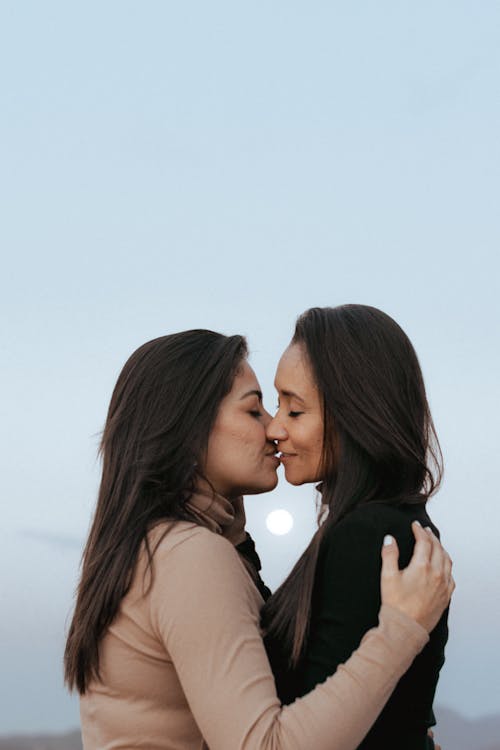 2 Women Kissing Each Other
