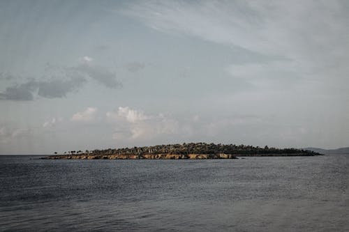 Immagine gratuita di acqua, cielo coperto, isola