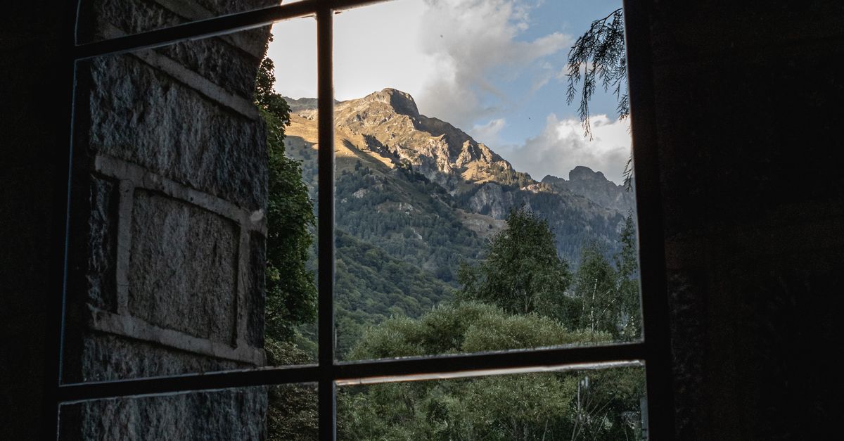 Window View of Mountains and Green Trees · Free Stock Photo
