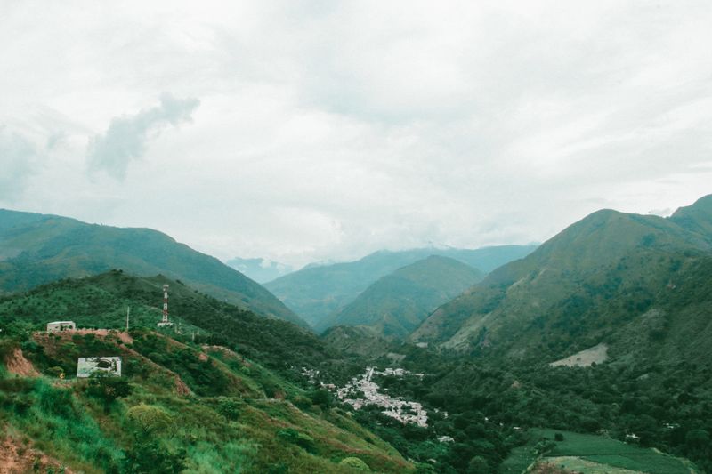 Montañas y valles verdes de Colombia bajo un cielo nublado