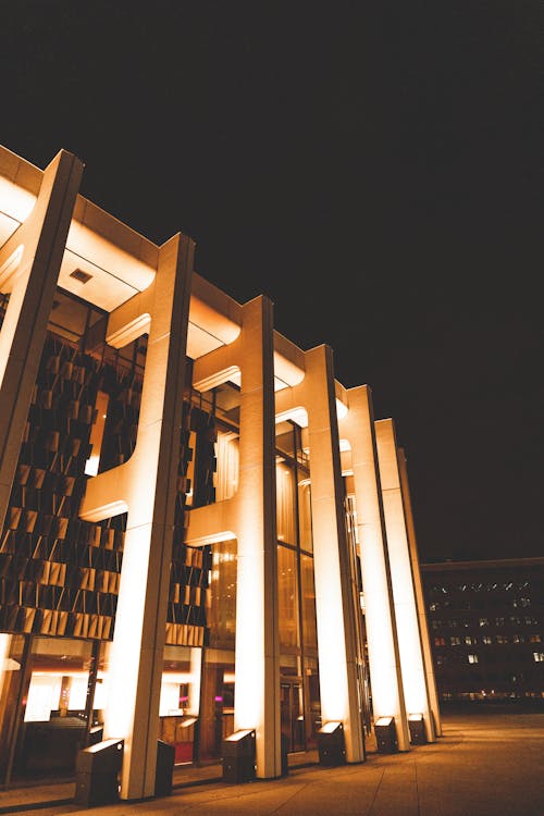 Gratis stockfoto met belicht, buitenkant van het gebouw, hedendaagse architectuur