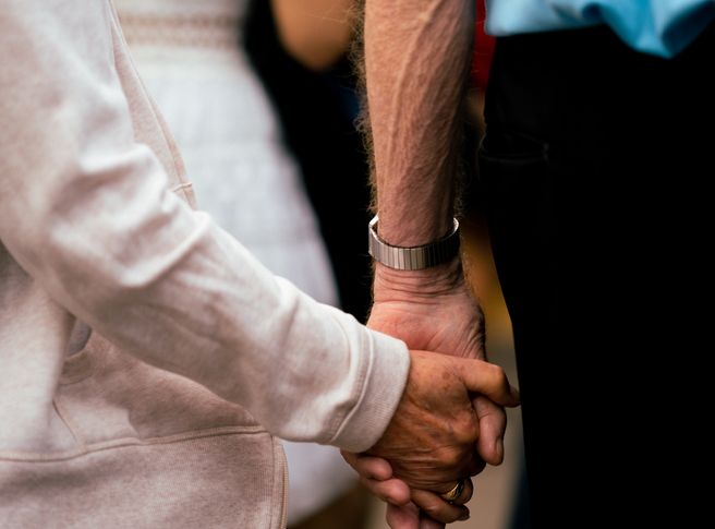 Online dating: starting a conversation on a niche platform