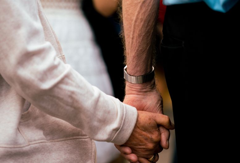 Online dating: starting a conversation on a niche platform