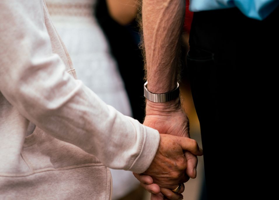 Online dating: starting a conversation on a niche platform