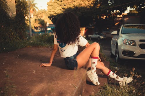 Foto profissional grátis de andar, cabelo cacheado, meias altas