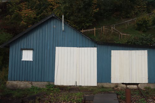 бесплатная Бесплатное стоковое фото с белая дверь, деревенский, деревянный дом Стоковое фото