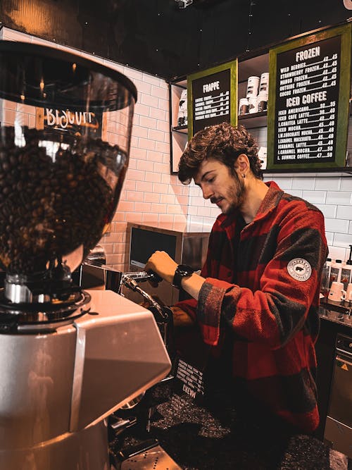 Gratis lagerfoto af arbejder, barista, lodret skud