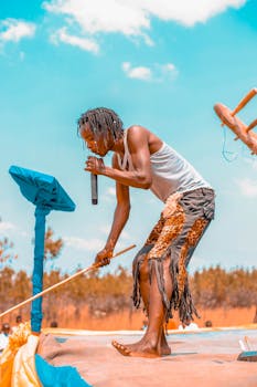 在坦桑尼亚姆贝亚地区，一位年轻音乐家在晴朗的天空下进行了充满活力的现场表演