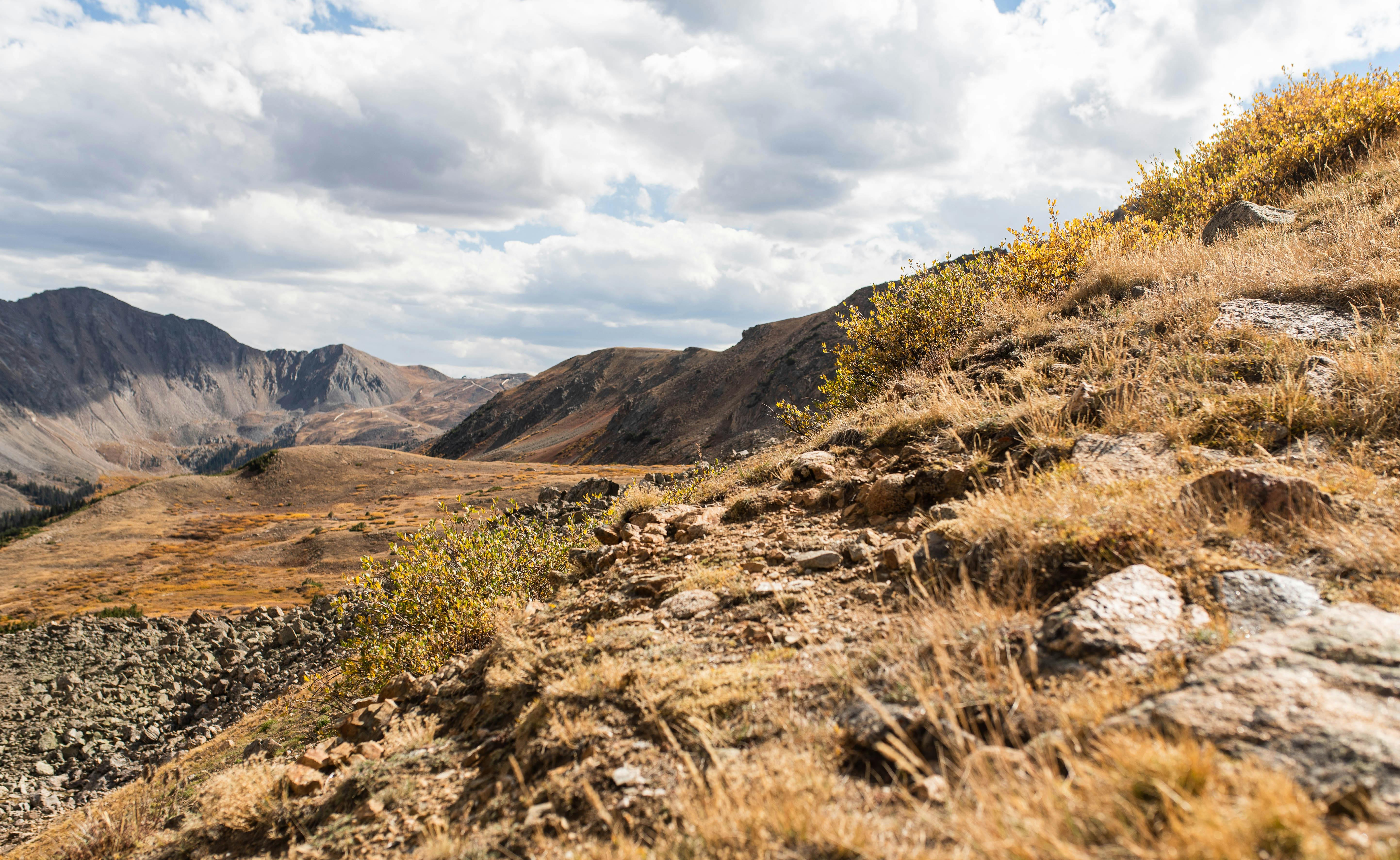 在阳光明媚的夏日，探索科罗拉多州蒙特祖马令人惊叹的山地景观