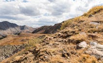 在阳光明媚的夏日，探索科罗拉多州蒙特祖马令人惊叹的山地景观