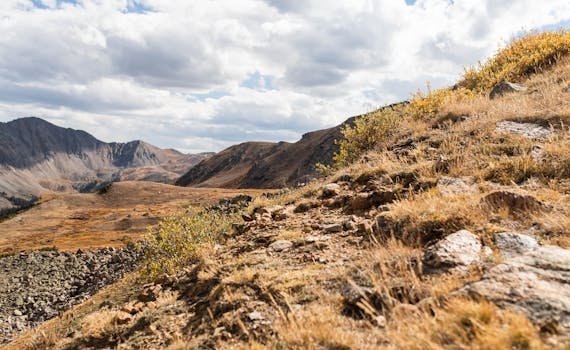 在阳光明媚的夏日，探索科罗拉多州蒙特祖马令人惊叹的山地景观