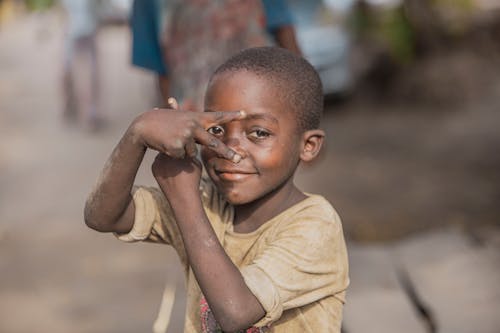 Gratis lagerfoto af afrikansk amerikansk dreng, Dreng, fredstegn