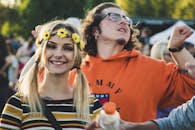 一位年轻女子戴着花冠，在户外节日上微笑