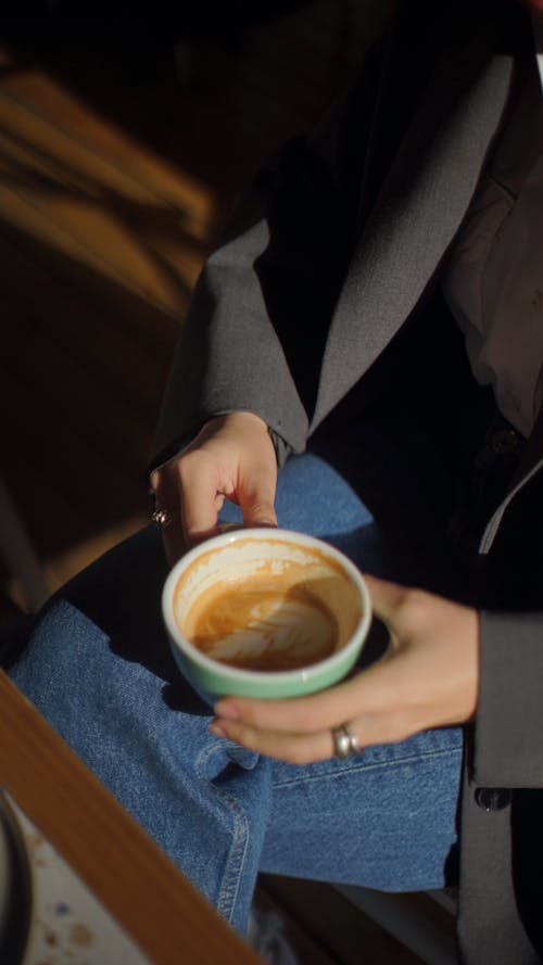 Free Close-up of Woman Holding a Cup of Coffee Stock Photo