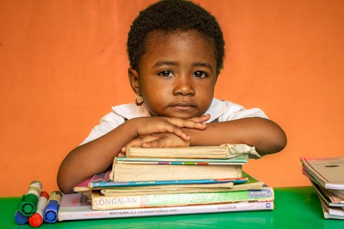 Gratis lagerfoto af afrikansk pige, barn, bøger