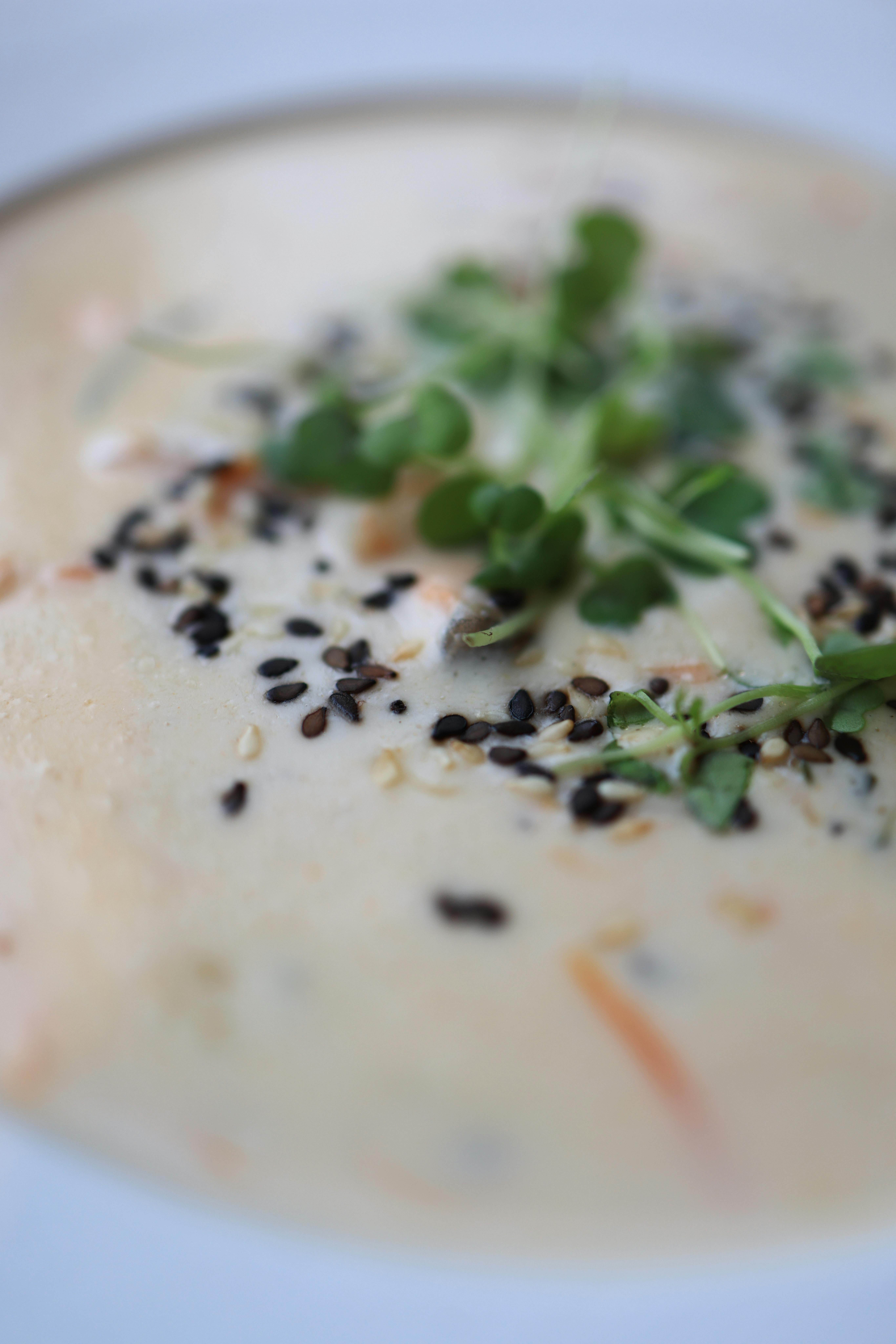 Blanquette de veau crémeuse servie avec riz blanc et persil ciselé