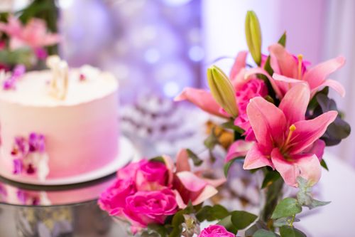 Free A beautifully decorated cake with pink lilies and roses, perfect for celebrations. Stock Photo