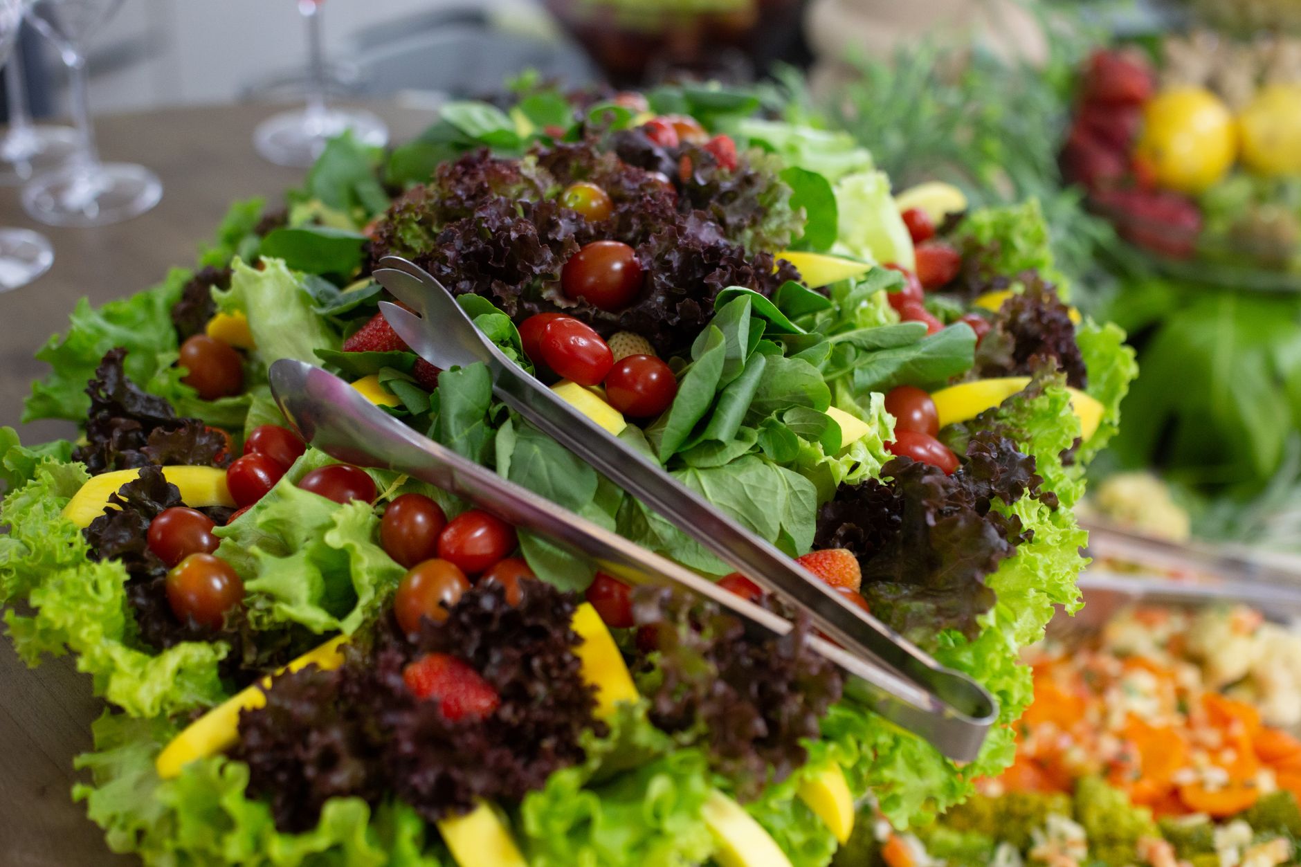 Vibrant mixed green salad with cherry tomatoes and fresh vegetables, perfect for a healthy meal.