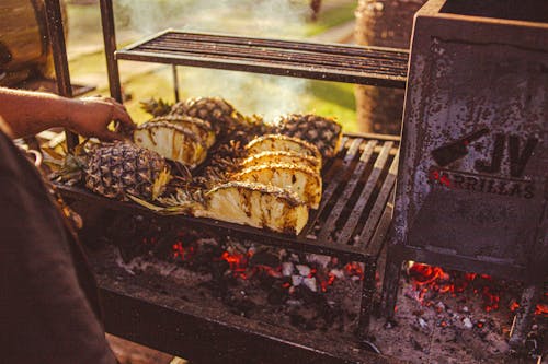 Бесплатное стоковое фото с griller, ананасы, древесный уголь