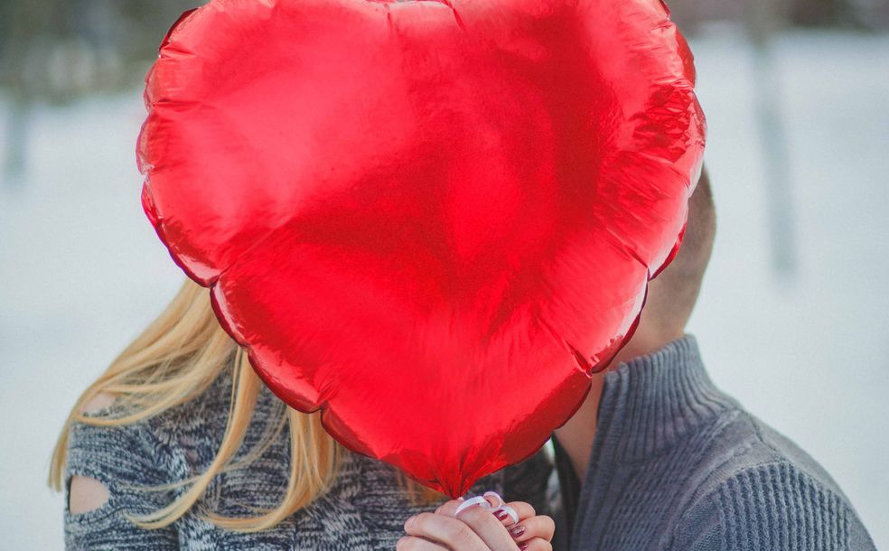 Online dating: starting a conversation on a niche platform