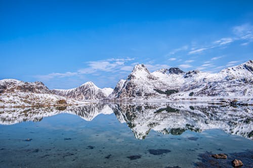 경치 좋은 전망, 눈 덮인 산, 물 반사의 무료 스톡 사진