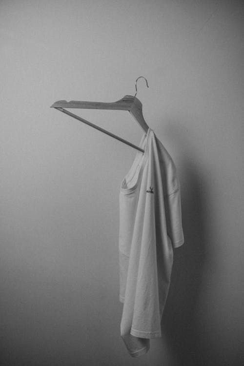 Foto d'estoc gratuïta de blanc i negre, camisa, escala de grisos