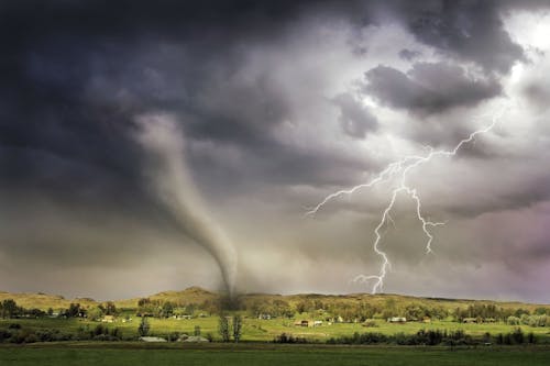 免费 闪电和龙卷风袭击村庄 素材图片
