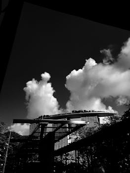 滨海湾金沙的黑白照片，带着戏剧性的云彩