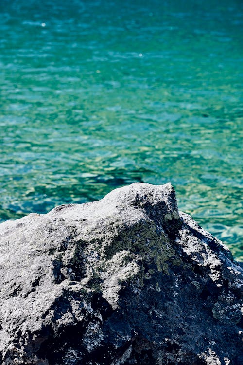 Δωρεάν στοκ φωτογραφιών με rock, ακτή, γαλαζοπράσινος