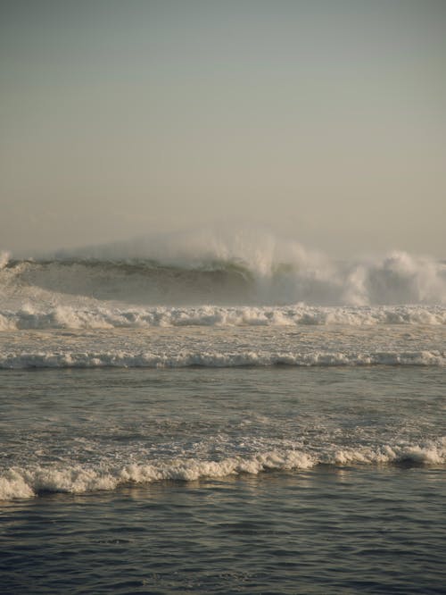 Foto stok gratis air, gelombang menabrak, laut