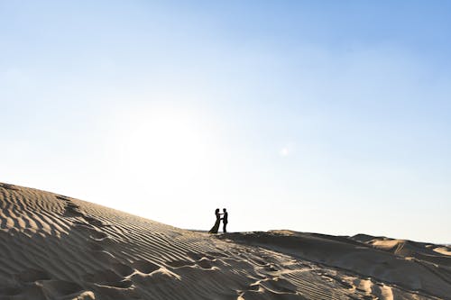 砂の上のカップル