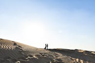 在浪漫的环境中，情侣映衬着迪拜的沙漠沙丘