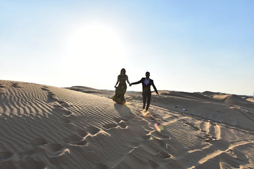 砂漠に立つ女と男