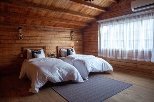 Free Log Cabin Bedroom with Minimalist Design Stock Photo