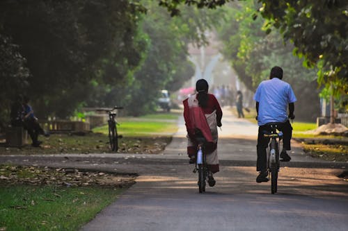 Gratis lagerfoto af cykling, husbond, indisk par