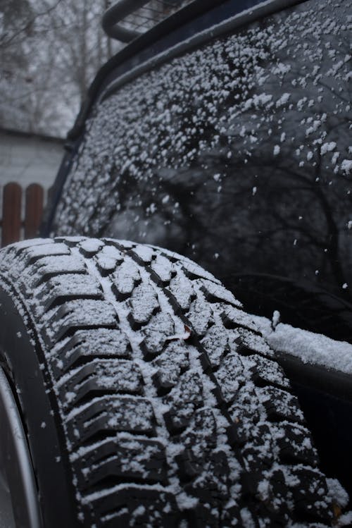 Бесплатное стоковое фото с зима, машина, падающий снег