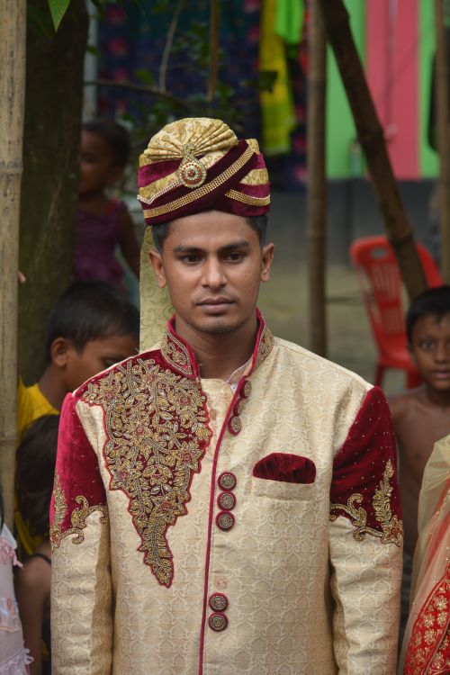Free South Asian groom in traditional attire with ornate details, perfect for cultural wedding themes. Stock Photo