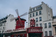 法国巴黎红磨坊风车及其周边建筑的日间景观